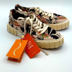 NWT FARM Rio Toucan Tropical Platform Sneakers - Colorful Birds Resort Size 9